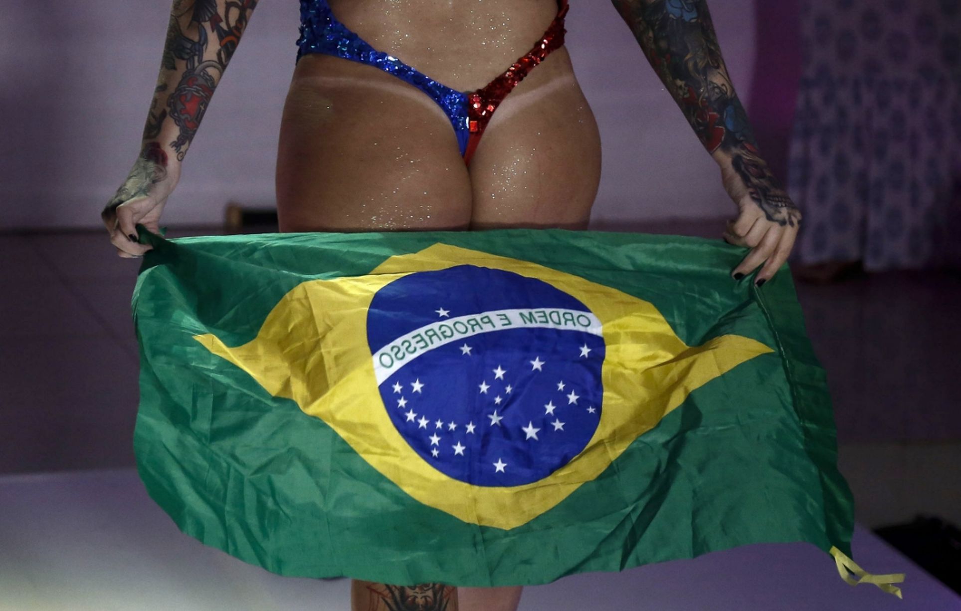 Габриелла показывает свою бразильскую попу