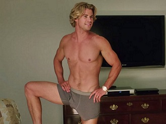 Chris Hemsworth aparece de cueca e excitado em trailer