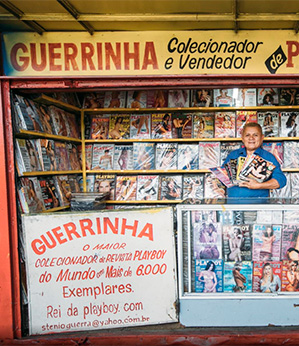 Guerrinha, “Rei da Playboy”, mostra coleção de 8 mil revistas e revela mais procuradas