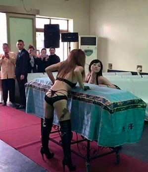 China resolve proibir tradição interiorana de funeral com strippers