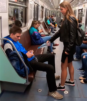 Manspreading – Feminista russa joga água com alvejante na genital de homens que se sentaram com as pernas abertas no metrô